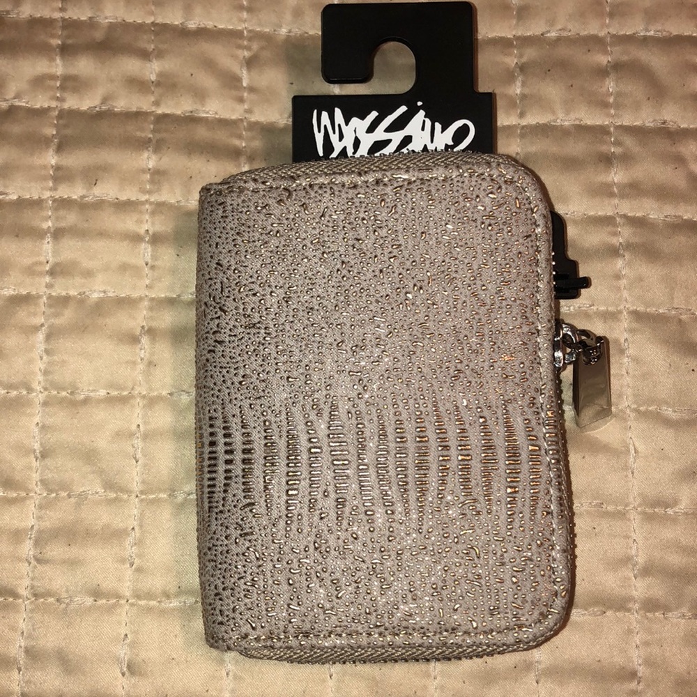 Missimo Gold Textured Wallet. 👜